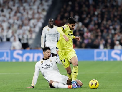 Jude Bellingham, en una acción defensiva con el jugador del Villarreal Ilias Akhomach.