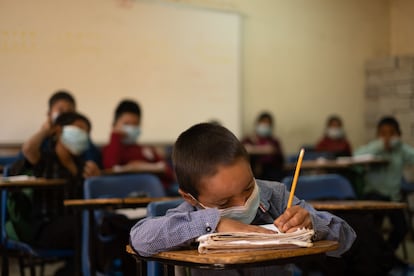 niño toma clases en una escuela de Chiapas (México), en diciembre de 2021.