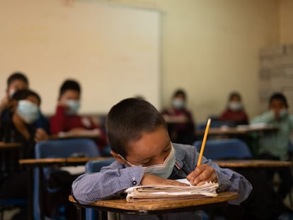 Un niño toma clases en una escuela de Chiapas (México), en diciembre de 2021.