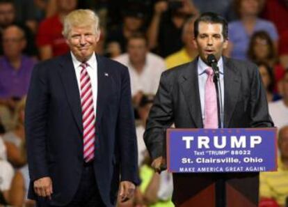 Donald Trump Jr. presenta a su padre, el presidente de EE UU, en un evento.