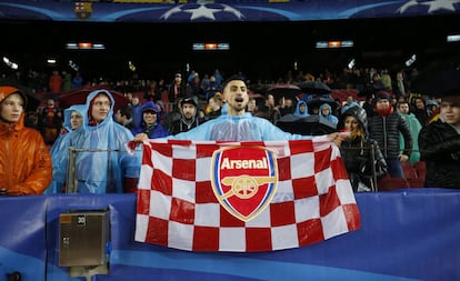 Un seguidor de l'Arsenal al Camp Nou.