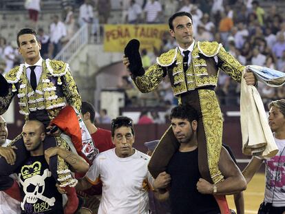 José María Manzanares y Enrique Ponce, a hombros en la Malagueta.