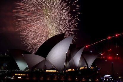 Los típicos fuegos artificiales de comienzo de año sobre la Ópera de Sídney (Australia).