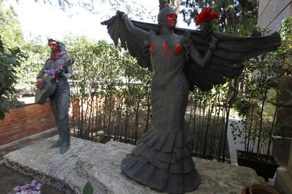 Pintadas sobre las estatuas de Antonio Flores y su madre Lola Flores en el cementerio de la Almudena. 