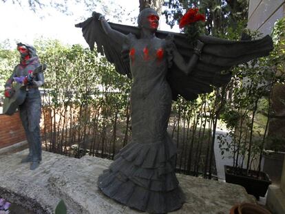Pintadas sobre las estatuas de Antonio Flores y su madre Lola Flores en el cementerio de la Almudena.
