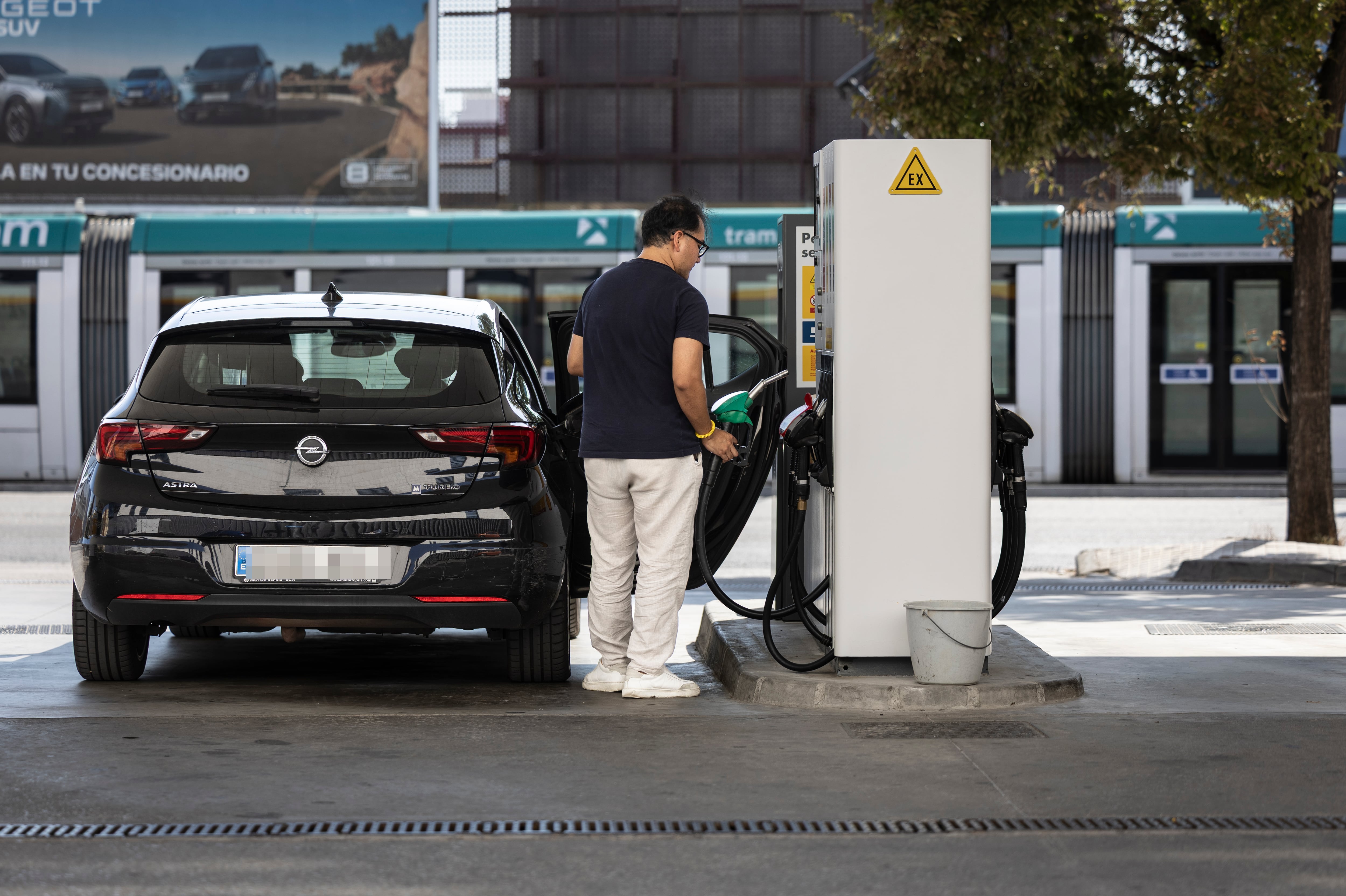 Un hombre repostando en una gasolinera en Sant Joan Despí (Barcelona) el 13 de agosto