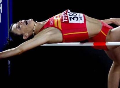 Ruth Beitia trata de superar el listón.