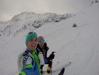 Pol Espargar&oacute;, junto a un amigo, esquiando en Andorra.