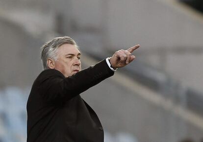 Ancelotti da instrucciones durante el partido.