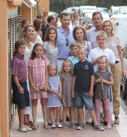 La reina Sofía, acompañada de los príncipes de Astuarias y sus dos hijas (Leonor y Sofía), la infanta Elena y sus dos hijos (Felipe y Victoria Federica), la infanta Cristina, Iñaki Urdangarin y sus cuatro hijos (Juan Valentín, Pablo Nicolás, Miguel e Irene), posan para los fotógrafos en Palma de Mallorca en agosto de 2011.