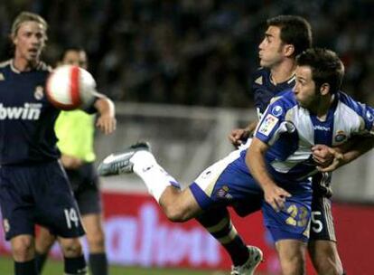 Tamudo intenta un remate forzado ante el acoso de Cannavaro.