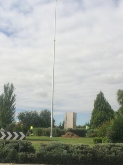 Mástil a la entrada de Ciempozuelos en el que se izaría la bandera.