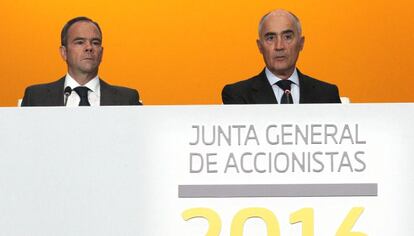 Íñigo Meirás, consejero delegado de Ferrovial, con el presidente del grupo, Rafael del Pino, durante la junta de accionistas celebrada hoy miércoles.
