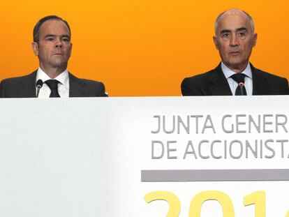 &Iacute;&ntilde;igo Meir&aacute;s, consejero delegado de Ferrovial, con el presidente del grupo, Rafael del Pino, durante la junta de accionistas celebrada hoy mi&eacute;rcoles.