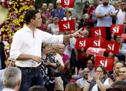 El secretario general y candidato del PSOE, Pedro Sánchez, interviene en el acto de inicio de la campaña electoral en la plaza Pedro Zerolo de Madrid.