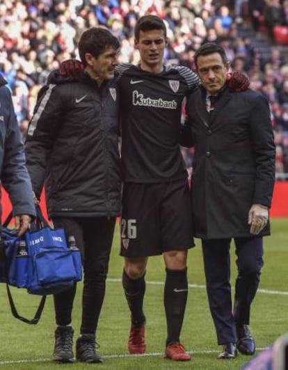 Kepa Arrizabalaga se retira lesionado durante el partido ante el Alavés.