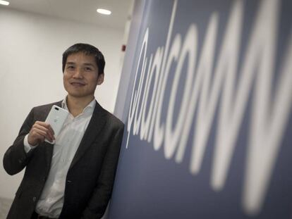 El CEO de OnePlus Pete Lau posa con el &uacute;ltimo modelo de su firma.