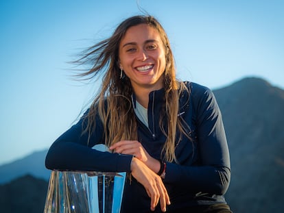 Paula Badosa posa con el trofeo tras ganar el torneo de Indian Wells, en California, este domingo.