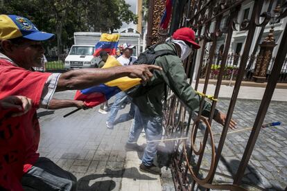 Seguidores del Gobierno de Nicolás Maduro se manifiestan en las inmediaciones de la Asamblea Nacional.