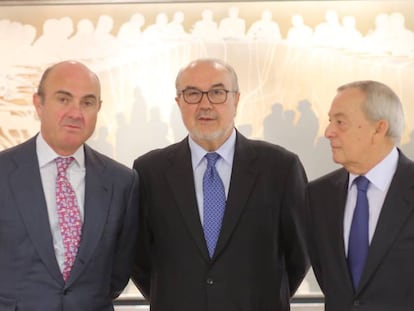 De izquierda a derecha, Luis de Guindos, Pedro Solbes y Carlos Solchaga, durante su debate en EL PAÍS EN 2015.  