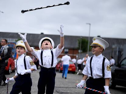 Young members of Loyalist Orders throw a baton in the air as they participate in Twelfth of July celebrations in Belfast, Northern Ireland July 12, 2018. REUTERS/Clodagh Kilcoyne     TPX IMAGES OF THE DAY