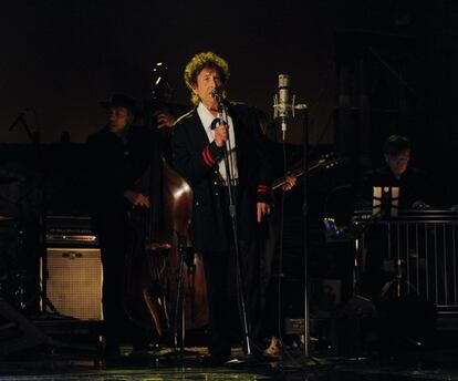 Bob Dylan actuant en un xou amb David Letterman, el 19 de maig del 2015.