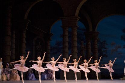 El cuerpo de baile del Royal Ballet en <i>La bella durmiente</i>.