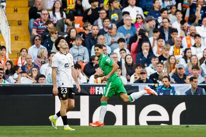 Ayoze Pérez celebra uno de sus goles ante el Valencia en Mestalla.