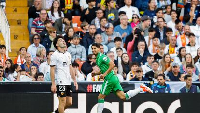 Ayoze Pérez celebra uno de sus goles ante el Valencia en Mestalla.