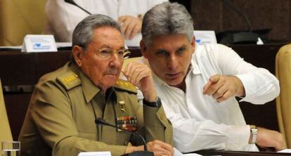 Miguel D&iacute;az-Canel, junto al presidente Ra&uacute;l Castro en el Parlamento en julio.