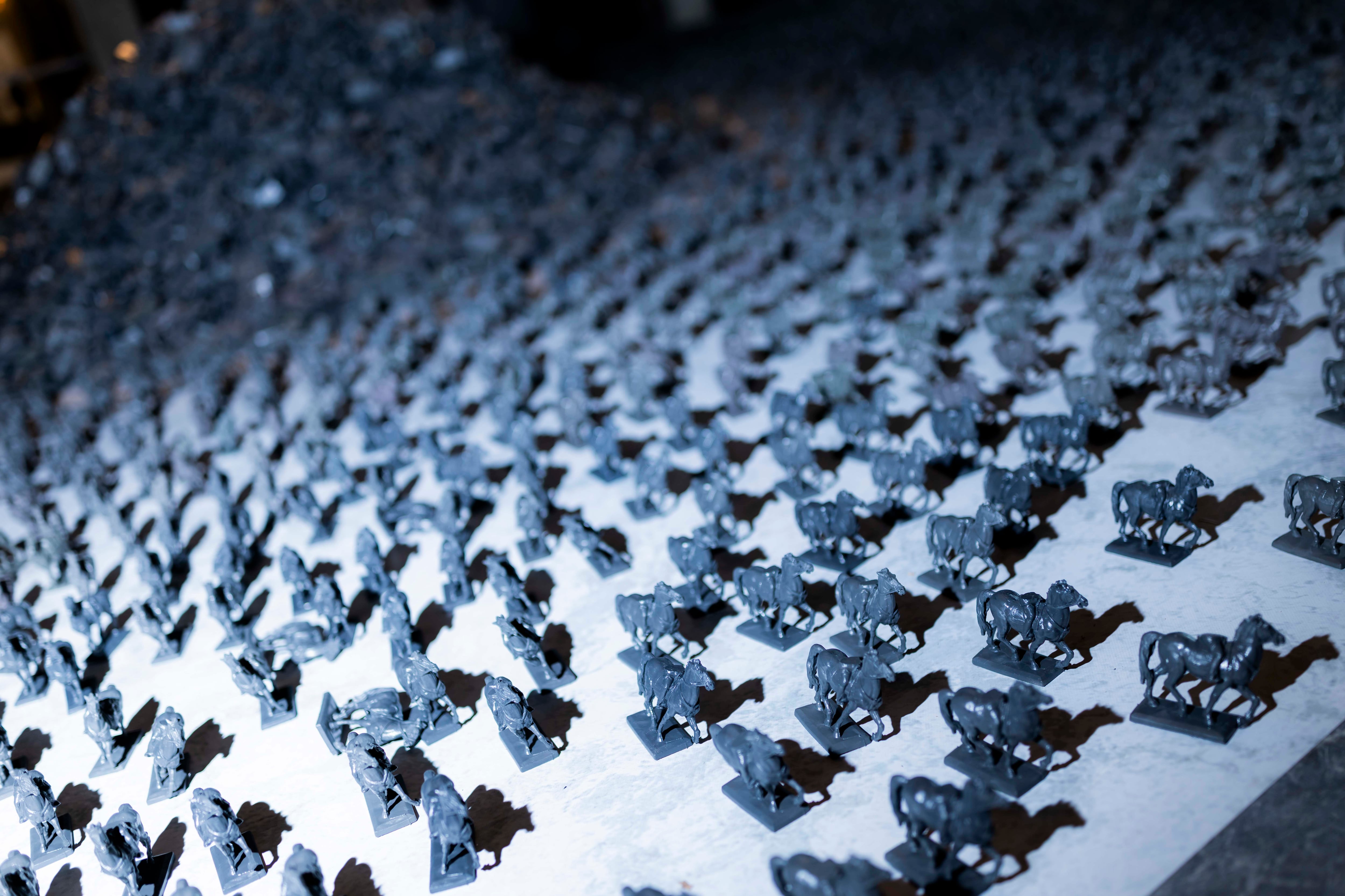 Caballos miniatura en la exposición 'Libre' de Fernando Sanchez Castillo, en el museo de Bellas Artes.

