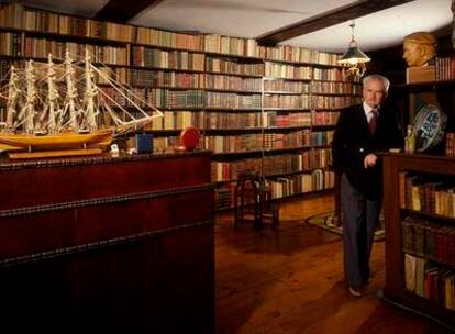 Julio Caro Baroja posa en la biblioteca de su casa de Itzea, barrio de Vera de Bidasoa (norte de Navarra), que había adquirido su tío Pío Baroja a principios del siglo XX