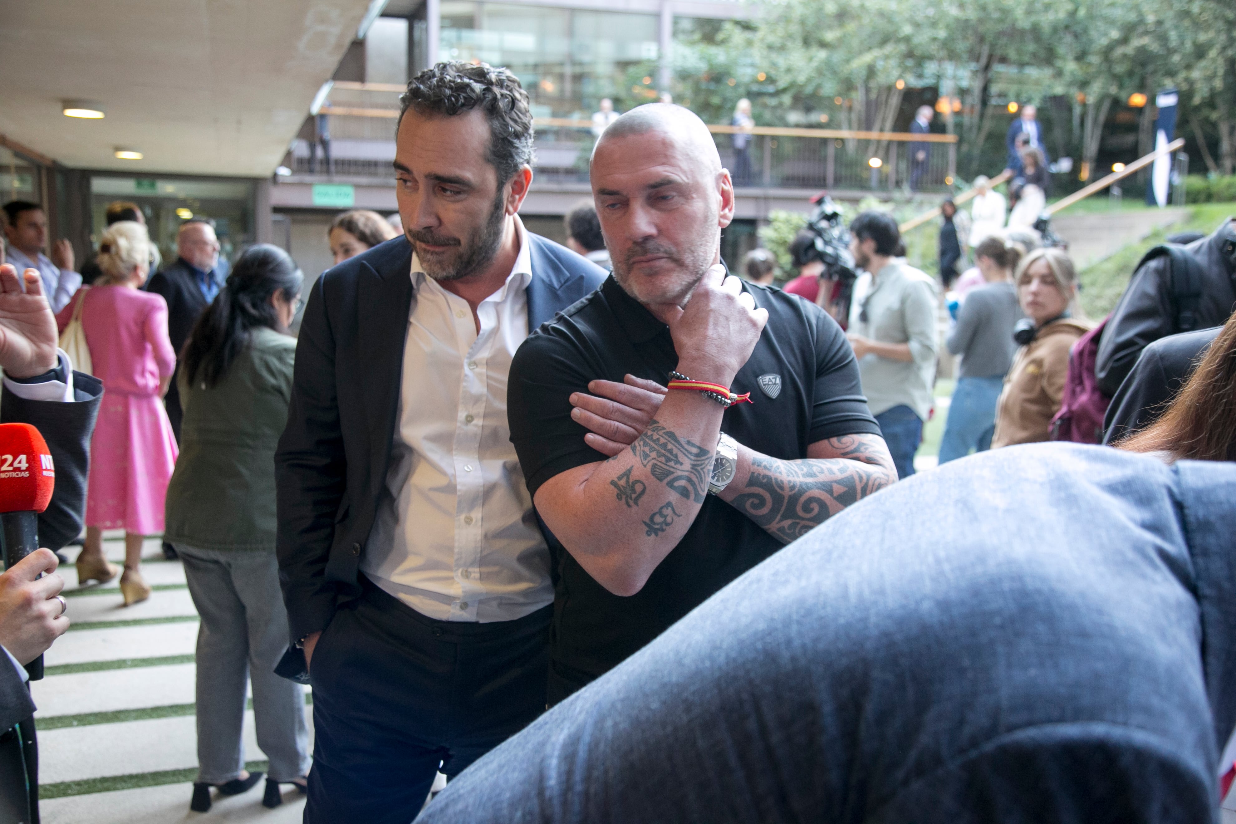 El empresario Víctor de Aldama y el líder de Desokupa, Daniel Esteve, a su llegada a la presentación de la plataforma de Espinosa de los Monteros en Madrid, el 25 de septiembre de 2025.