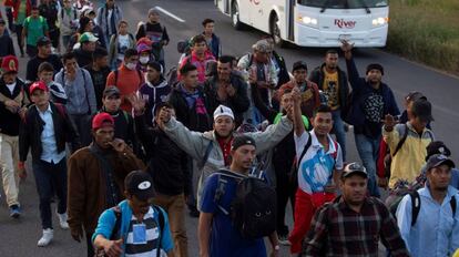 Migrantes centroamericanos caminan en Guadalajara (centro de México) este domingo.