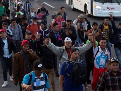 Migrantes centroamericanos caminan en Guadalajara (centro de México) este domingo.