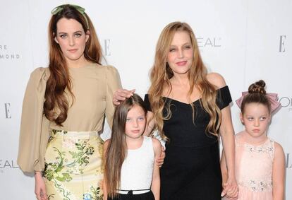 Lisa Marie Presley, de negro, con sus tres hijas en 2017.