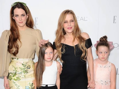 Lisa Marie Presley, de negro, con sus tres hijas en 2017.