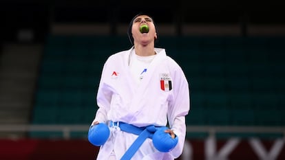 Gesto de alegría de la egipcia Giana Lotfy tras ganar el combate contra Btissam Sadini, de Marruecos, en la pruena de kárate kumite femenino - 61 kg.