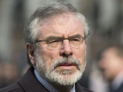 O líder do Sinn Féin, Gerry Adams, preso por um assassinato de 1972.