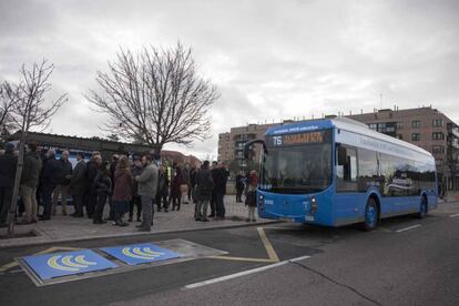 Inauguración de la primera línea 100% eléctrica con carga por inducción de Madrid, línea 76, entre Villaverde Alto y la plaza de la Beata.