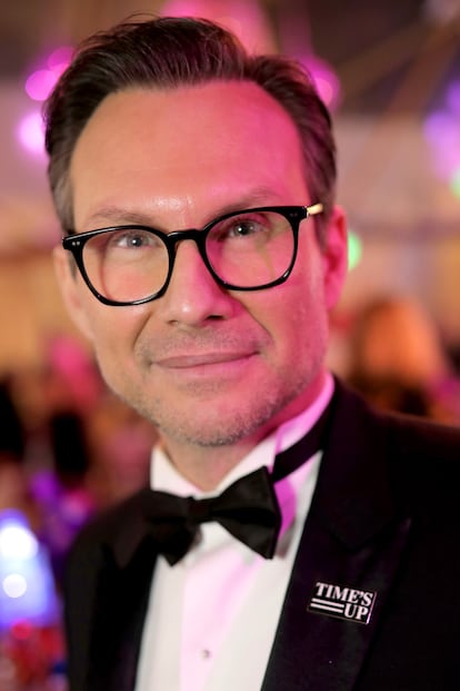 Christian Slater también lució el pin feminista durante la gala. En 1997 fue condenado por agredir a su novia y a un agente mientras estaba ebrio (pasó 59 días en prisión). En 2005 fue arrestado por abuso sexual, aunque los cargos se retiraron más tarde. Cuando The Daily Beast le preguntó el año pasado por su historial de agresiones, él mismo contestó: "No me arrepiento de nada".