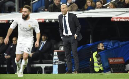 Zidane, vestido con traje, entrenando al Madrid en 2016.