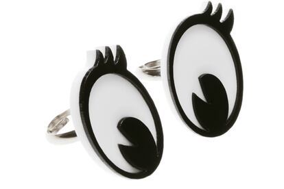 Estos anillos con forma de ojos darn un toque desenfadado a tu conjunto. Son de Tatty Devine y cuestan 39 euros.