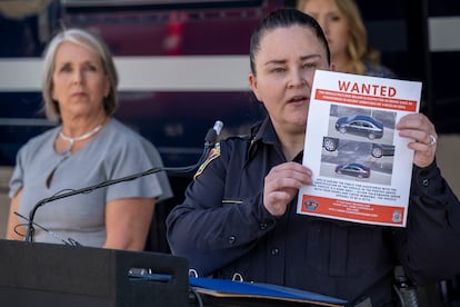 jefa de investigaciones de la Policía de Albuquerque, Cecily Barker, muestra fotos de un auto relacionado a los asesinatos, el pasado domingo, en Albuquerque, Nuevo México (EEUU).