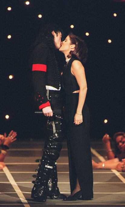 Michael Jackson kissing his then-wife Lisa Marie Presley at the 1994 edition.