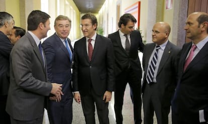  El presidente de la Xunta en funciones, Alberto N&uacute;&ntilde;ez Feij&oacute;o, (c) junto al delegado del Gobierno, Samuel Ju&aacute;rez, el senador Jos&eacute; Manuel Barreiro, el presidente de la diputaci&oacute;n de A Coru&ntilde;a, Diego Calvo, y los presidentes del PP de Ourense, Jos&eacute; Manuel Baltar y Pontevedra, Rafael Louz&aacute;n 