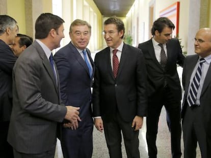  El presidente de la Xunta en funciones, Alberto N&uacute;&ntilde;ez Feij&oacute;o, (c) junto al delegado del Gobierno, Samuel Ju&aacute;rez, el senador Jos&eacute; Manuel Barreiro, el presidente de la diputaci&oacute;n de A Coru&ntilde;a, Diego Calvo, y los presidentes del PP de Ourense, Jos&eacute; Manuel Baltar y Pontevedra, Rafael Louz&aacute;n 