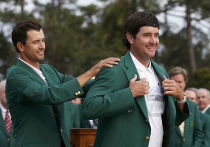 Como ya hiciera en 2012, el estadounidense volvió a enfundarse la chaqueta verde, esta vez tras recibirla de manos de Adam Scott, campeón en 2013, solo que en la versión contraria de la escena de hace un año en Augusta.