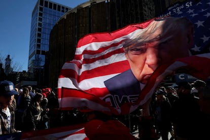 Un grupo de personas esperan a las afueras del Madison Square Garden, Nueva York, para acudir a un acto de Donald Trump.