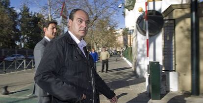 Juan M&aacute;rquez, en el acceso al cuartel de la Guardia Civil en Sevilla.